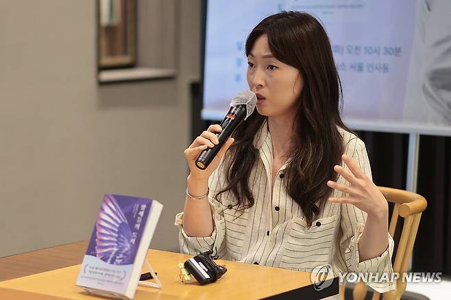 질문에 답하는 김주혜 작가 (서울=연합뉴스) 류효림 기자 = 톨스토이문학상(해외문학 부문) 수상자인 김주혜 작가가 17일 서울 종로구 나인트리 바이 파르나스 서울 인사동에서 열린 신작 '밤새들의 도시' 출간기념 기자간담회에서 질문에 답하고 있다. 2025.6.17 ryousanta@yna.co.kr