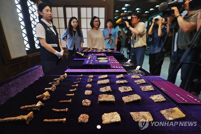 공주 무령왕릉과 왕릉원…2호분 주인은 15세에 죽은 삼근왕 (서울=연합뉴스) 진연수 기자 = 17일 서울 중구 한국의 집에서 열린 공주 무령왕릉과 왕릉원 조사성과 언론공개회에서 출토 유물들이 전시되어 있다.
국가유산청과 국립부여문화유산연구소는 "공주 무령왕릉과 왕릉원을 조사한 결과, 2호 무덤 주인은 백제의 제23대 왕인 삼근왕(재위 477∼479)으로 추정된다"고 밝혔다. 또한 연구소는 2호분에서 화려한 금 귀걸이와 함께 출토한 어금니(2점)의 법의학 분석결과 10대왕이던 심근왕을 추정된다는 결과도 얻었다. 2025.6.17 jin90@yna.co.kr
