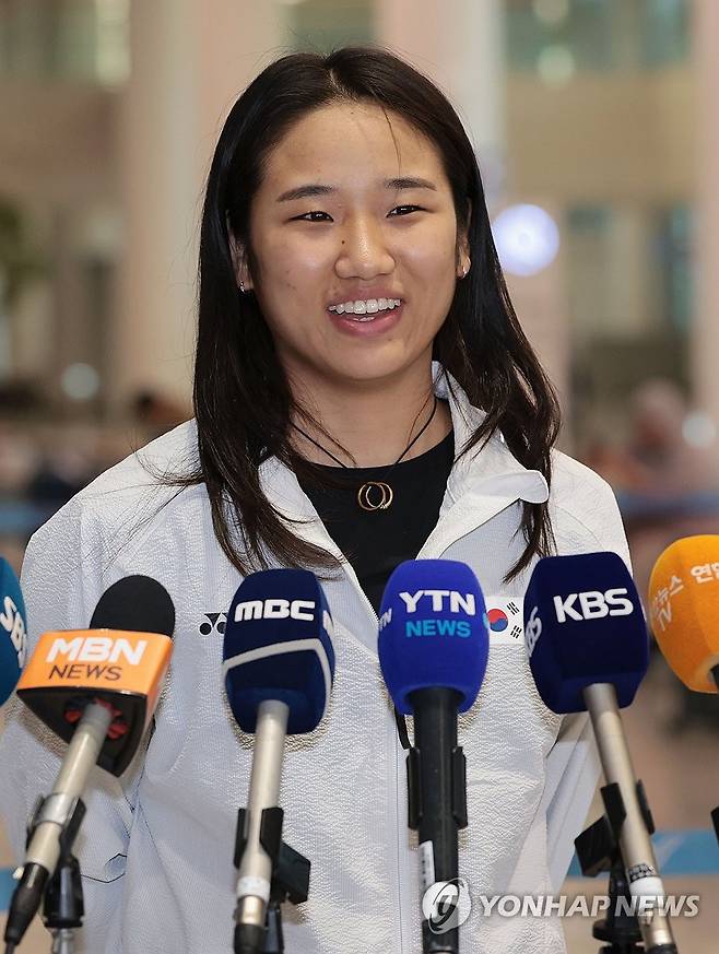 인도네시아오픈 우승 소감 밝히는 안세영 (영종도=연합뉴스) 김인철 기자 = 세계배드민턴연맹(BWF) 월드투어 슈퍼 1000 인도네시아오픈 여자 단식 결승에서 우승을 차지한 안세영이 9일 인천국제공항 제2여객터미널로 귀국한 뒤 인터뷰하고 있다. 2025.6.9 yatoya@yna.co.kr