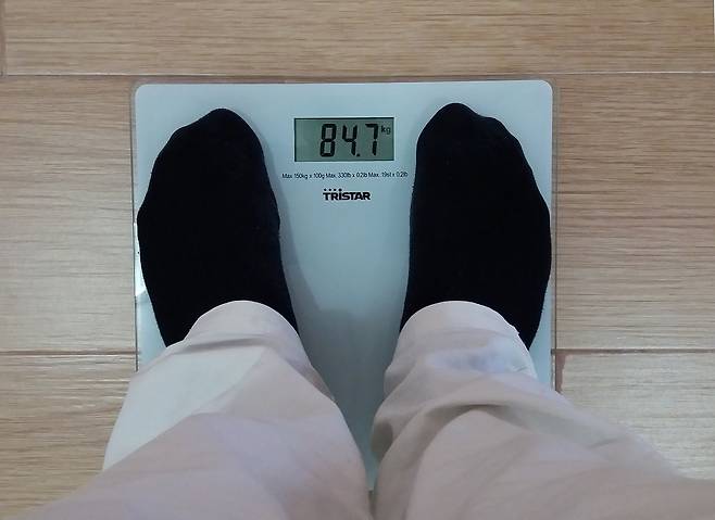 체중계 위에 올라간 남자