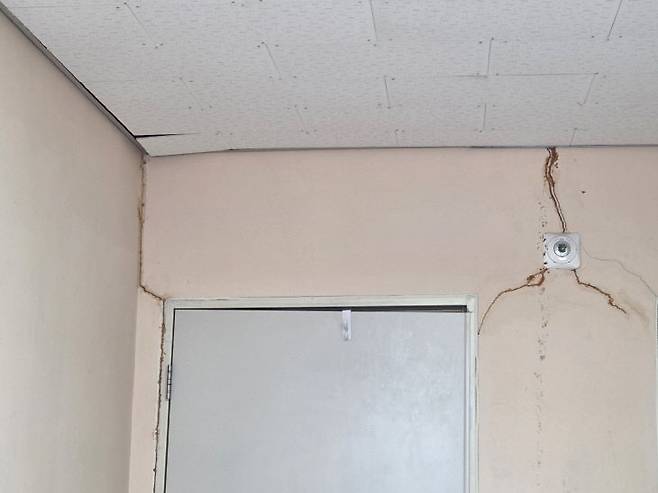 가원학교 실내 벽에 금이 가 있다. 독자 제공