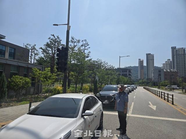 18일 오전 전주지방법원 주차장에 진입하기 위한 차들이 줄을 서 있다. 김경수 기자