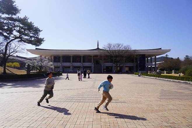 국립경주박물관 역사관. 건축가 이희태는 고뇌 끝에 설계도를 그렸다. 해답을 탑에서 찾았다. 지붕은 신라의 기와를 본떴고, 근정전 초석의 곡선을 연상해 바닥에 배치시켰다.
