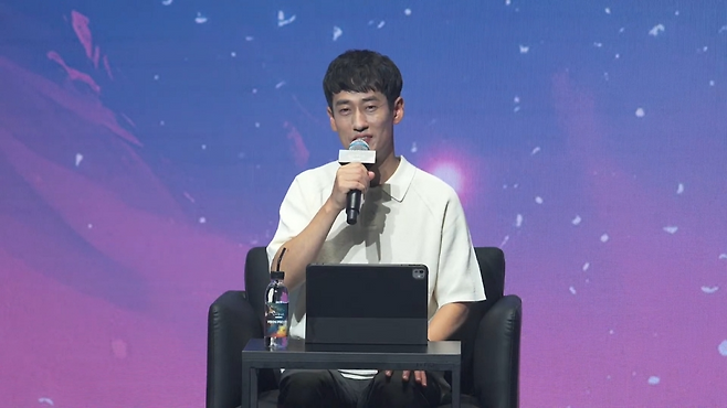 '로스트아크 모바일' 이정환 PD는 지속적인 소통과 피드백으로 완성도를 끌어 올리겠다고 말했다.(출처='로스트아크 모바일' 유튜브).