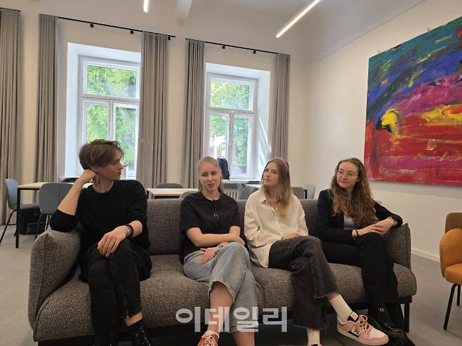 카우나스기술대 학생들이 지난달 21일 리투아니아 카우나스에서 이데일리와 만나 인터뷰하고 있다. 사진은 왼쪽부터 마르티나스 아니카노바스(23)씨, 가비야 가기테(21)씨, 메다 안타나이티테(22)씨, 미글레 치르타우타이테(19)씨. (사진=이지은 기자)