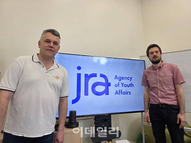 유어자스 멜쥬카스 청년정책원 국가청년정책과 선임자문관과 다류스 그리갈류나스 청년정책원 국가청년정책과 선임자문관이 지난달 23일 리투아니아 빌뉴스 사무실에서 이데일리와 만나 인터뷰하고 있다. (사진=이지은 기자)