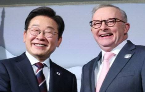 51차 주요 7개국(G7) 정상회의에 참석한 이재명 대통령이 16일(현지시간) 캐나다 앨버타주 캘거리의 한 호텔에서 앤서니 앨버니지 호주 총리와 한·호주 정상회담을 하며 발언하고 있다. (사진=캐나다=연합뉴스)