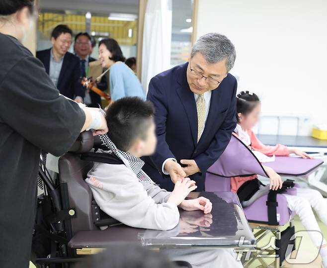 정근식 서울시교육감이 21일 서울 서초구에 위치한 공립 특수학교인 서울나래학교를 방문해 교육 활동을 참관하고 학교 시설을 둘러보고 있다. (서울시교욱청 제공. 재판매 및 DB 금지) 2025.4.21/뉴스1
