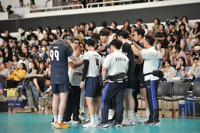 아시아배구연맹(AVC) 네이션스컵에서 뉴질랜드를 제압한 한국 남자배구대표팀. (대한배구협회 제공)