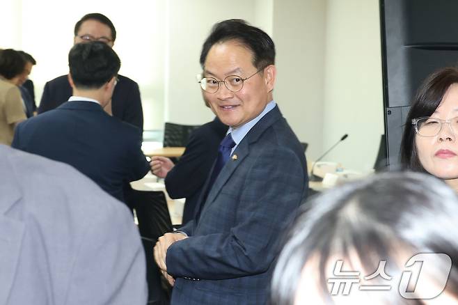허영 더불어민주당 원내정책수석부대표가 18일 오전 서울 여의도 국회 의원회관에서 민생회복지원금을 포함한 추가경정예산 편성 논의를 위해 열린 당정대 협의회에 참석하고 있다. 2025.6.18/뉴스1 ⓒ News1 이광호 기자