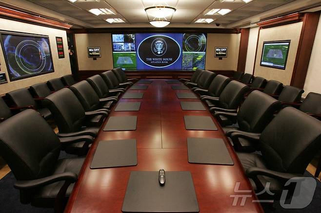 도널드 트럼프 미국 대통령이 17일(현지시간) 이스라엘과 이란 간 교전 상황을 논의하기 위해 워싱턴DC 백악관에서 국가안보회의(NSC)를 소집하고 약 1시간 20분가량 회의를 진행했다. 트럼프 대통령은 이날 NSC 주재에 앞서 소셜미디어 트루스소셜에 올린 글에서 이란을 향해 "미국의 인내심은 한계에 다다르고 있다" "무조건 항복하라"라는 내용의 글을 연달아 올렸다. 사진은 지난달 5월 18일 촬영한 워싱턴DC 백악관 상황실. 2025.06.17 ⓒ AFP=뉴스1 ⓒ News1 류정민 특파원