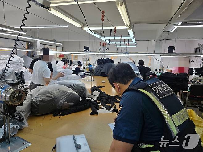 서울경찰청 기동순찰4대가 지난 9일 서울 중랑구 일대에서 유명 의류 브랜드 가품 제조공장을 단속하고 있는 모습. 2025.06.18/뉴스1(서울청 기동순찰4대 제공)