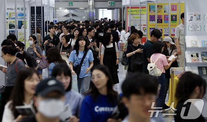 18일 오전 서울 강남구 삼성동 코엑스에서 열린 2025 서울국제도서전을 찾은 관람객들이 각 부스를 둘러보고 있다. 2025.6.18/뉴스1 ⓒ News1 박정호 기자
