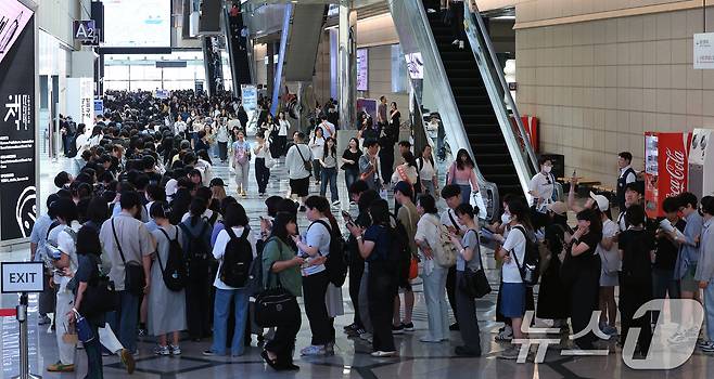 18일 오전 서울 강남구 삼성동 코엑스에서 열린 2025 서울국제도서전을 찾은 관람객들이 일찍부터 줄을 서 입장을 기다리고 있다. 2025.6.18/뉴스1 ⓒ News1 박정호 기자