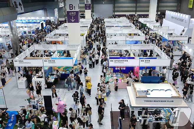 18일 오전 서울 강남구 삼성동 코엑스에서 열린 2025 서울국제도서전을 찾은 관람객들로 붐비고 있다. 2025.6.18/뉴스1 ⓒ News1 박정호 기자