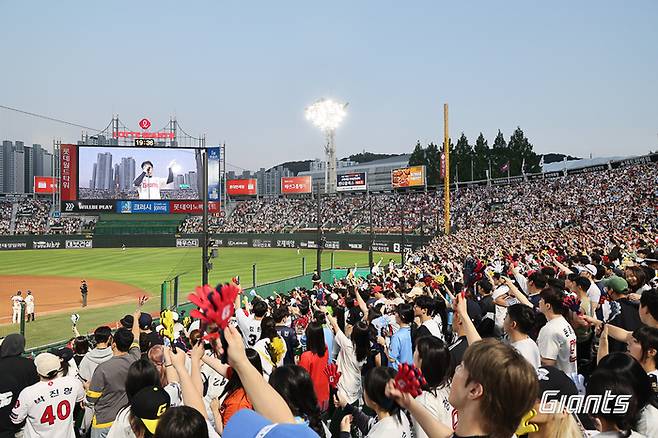 롯데 팬들이 3일 사직구장에서 열린 2025 KBO리그 키움전에서 열띤 응원을 보내고 있다. 사진 | 롯데 자이언츠