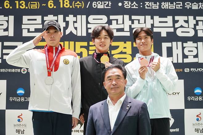 전웅태(가운데)가 제36회 문화체육부관광부 장관기 전국근대5종겨기대회에서 우승을 차지했다. 사진 | 대한근대5종연맹