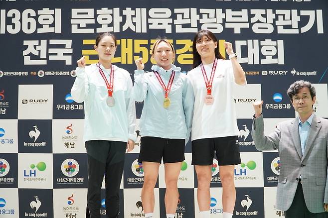 성승민(가운데)이 제36회 문화체육부관광부 장관기 전국근대5종겨기대회에서 우승을 차지했다. 사진 | 대한근대5종연맹