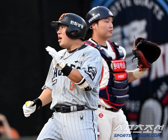 17일 부산 사직야구장에서 열린 한화와 롯데의 경기, 3회초 2사 1,3루 한화 안치홍이 선제 3점홈런을 치고 김재걸 3루 코치와 기쁨을 나누고 있다. 부산=허상욱 기자wook@sportschosun.com/2025.06.17/