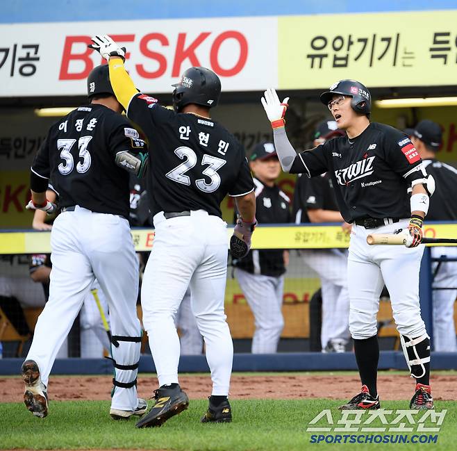 14일 대구 라이온즈파크에서 열린 삼성 라이온즈와 KT 위즈의 경기. 3회초 1사 2루 KT 이정훈이 투런포를 날린 뒤 환호하고 있다. 대구=박재만 기자 pjm@sportschosun.com/2025.06.14/