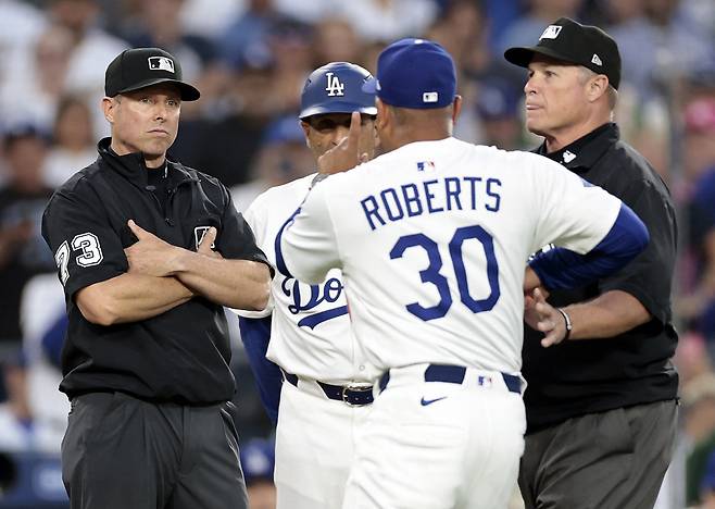 데이브 로버츠 감독이 3회말 오타니가 사구를 맞고 고통스러워하자 마빈 허드슨 2루심과 트립 깁슨 3루심에 거칠게 항의하고 있다. AFP연합뉴스
