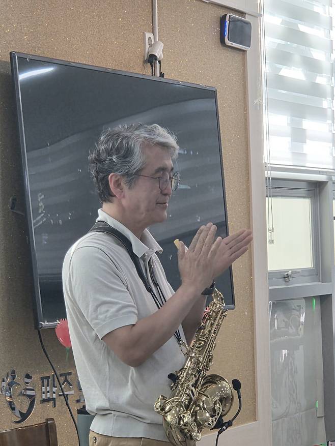김호겸 정관장스포츠단 고문이 경기 파주의 한 노인복지센터에서 색소폰 연주 봉사를 하고 있다. 사진제공=유튜브 '김호겸의 유랑악단'