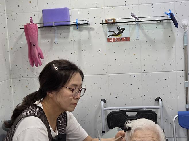 아내 임영희씨가 한 노인복지센터에서 어르신 미용 봉사를 하고 있다. 사진제공=유튜브 '김호겸의 유랑악단'