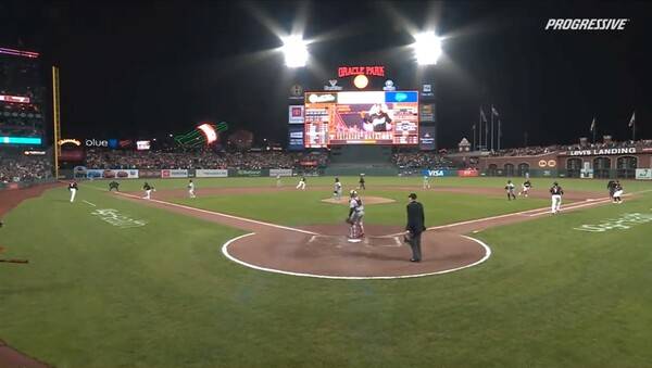 도미닉 스미스의 좌익수 뜬공 당시 3루주자 이정후와 좌익수 스티븐 콴. ⓒ현지중계화면 캡쳐