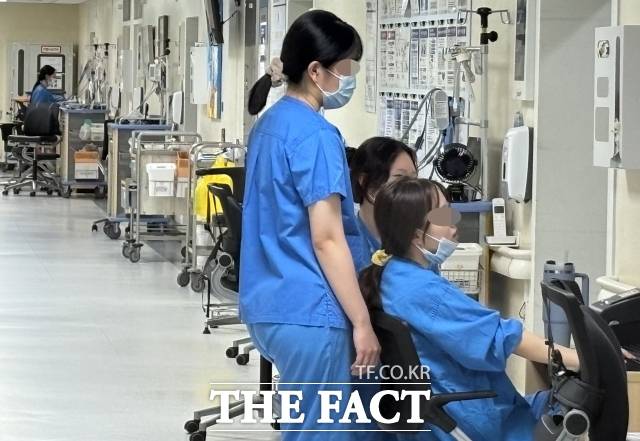2024년 4월 16일 서울의 한 대학병원에서 간호사들이/사진=더팩트