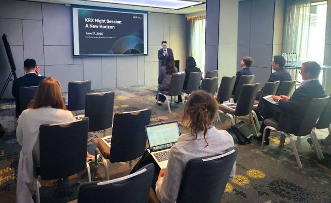 한국거래소(KRX) 파생상품시장본부가 17일(현지시간) 영국 런던에서 'KRX 파생상품 투자설명회'를 개최하고 현지 주요 기관투자자들을 대상으로 K파생시장 글로벙 마케팅 활동을 전개하고 있다. 한국거래소