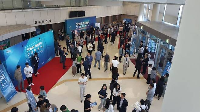 18일 여수엑스포컨벤션홀에서 진행된 '전라남도 해상풍력산업 박람회장에 약 1천여명의 방문객들이 찾아 해상풍력에 대한 높은 관심을 보였다. 심진석 기자