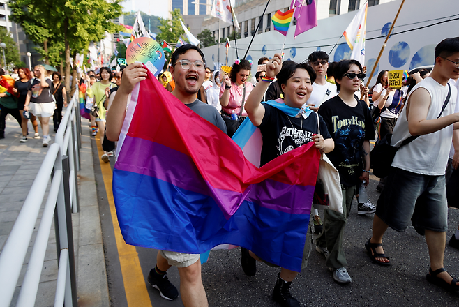 지난 14일, 서울퀴어문화축제에서 성소수자와 지지자들이 무지개 깃발을 들고 프라이드 퍼레이드를 행진하고 있다