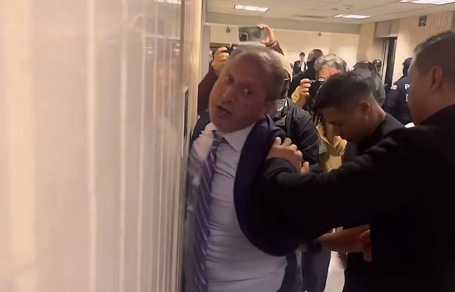 뉴욕 시장 민주당 경선 후보인 브래드 랜더 뉴욕시 감사관이 17일 맨해튼 이민 법원이서 이민 당국에 체포되고 있다./X