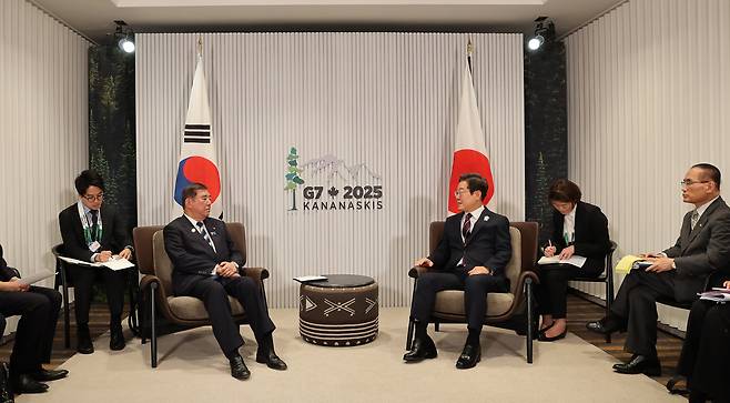 이재명 대통령과 이시바 시게루 일본 총리가 17일(현지 시각) 캐나다 캐내내스키스에서 한일 정상회담을 하고 있다./뉴시스