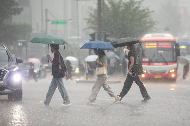 지난 16일 오후 서울 지역에 폭우가 내리면서 서울 명동을 지나는 시민들이 비를 피하고 있다. /장련성 기자