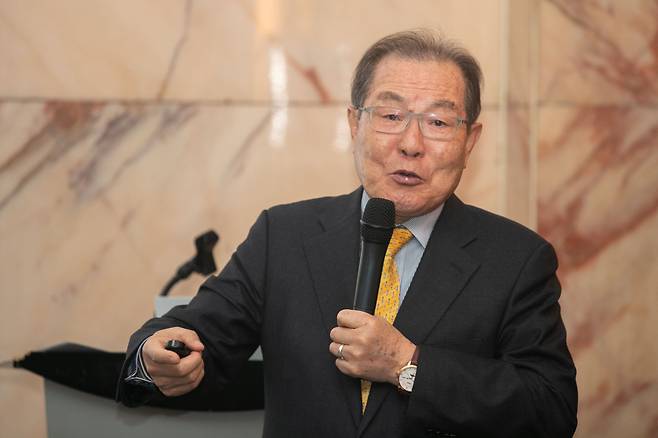 지난 3월 윤동한 한국콜마 회장이 강의를 하는 모습. /장련성 기자