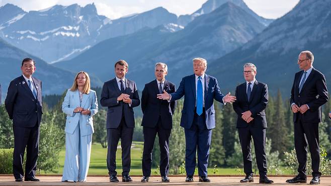 16일 캐나다에서 열린 G7(7국) 정상회의에서 도널드 트럼프 미국 대통령 등 정상들이 기념 촬영을 하고 있다. /AFP 연합뉴스
