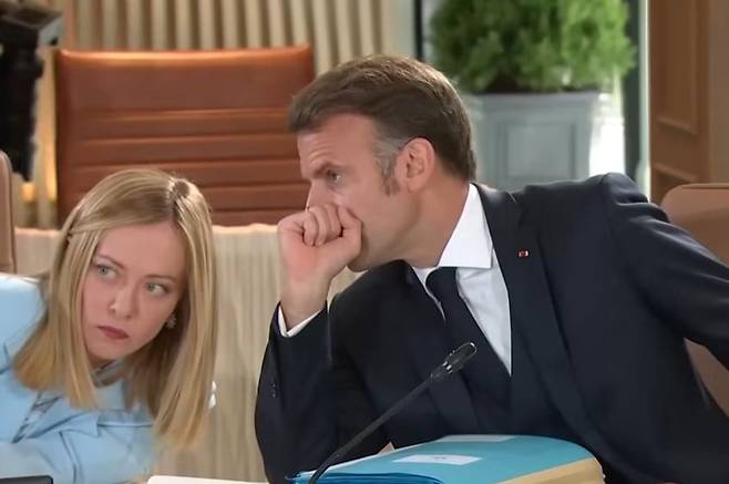 지난 16일 캐나다 앨버타 카나나스키스에서 열린 G7 정상회의에서 대화를 나누고 있는 조르자 멜로니 이탈리아 총리(왼쪽)과 에마뉘엘 마크롱 프랑스 대통령./ 엑스