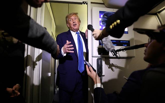 도널드 트럼프 미국 대통령이 17일(현지시각) 캐나다에서 열린 G7 정상회의에 참석했다가 조기 귀국을 위해 에어포스원에 오르기 전 취재진 질문에 답하고 있다./로이터연합뉴스