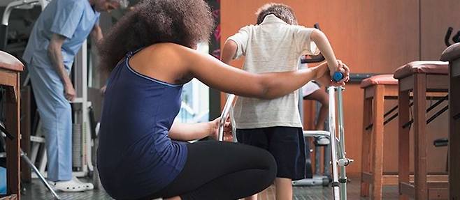 소아 듀센 근이영양증(DMD) 환자의 재활 치료 모습. 세계 최초로 승인을 받은 DMD 유전자치료제가 임상 중 사망 사례로 중단되면서, 유전자치료제의 안전성 문제가 다시 도마에 올랐다./캐나다 맥길대