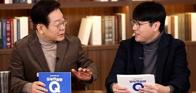 이재명 대통령이 지난 3월 하정우 AI미래기획수석과 ‘AI와 대한민국, 그리고 나’라는 주제로 대담을 나누고 있다./더불어민주당 제공