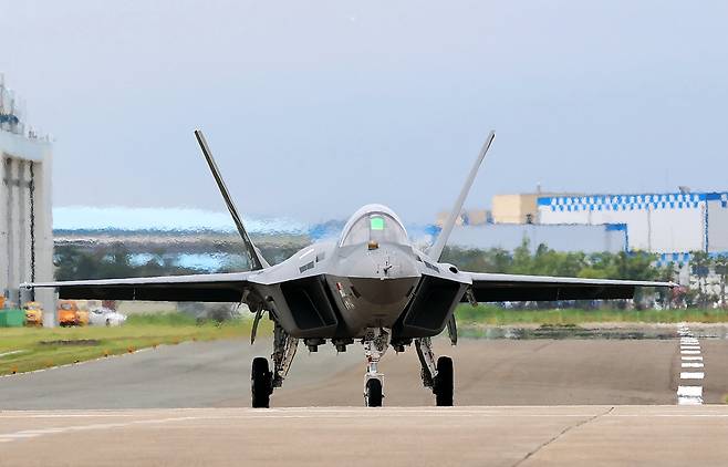 경남 사천시 한국항공우주산업 (KAI)에서 차세대 한국형 전투기 KF21 1호기가 활주로와 이어진 램프 구간을 지나고 있다./뉴스1