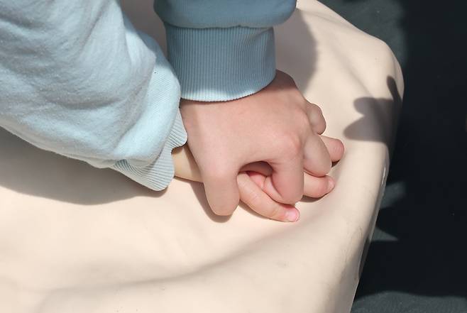 지난 4월 16일 서울 송파구 석촌호수 동호 중앙수변무대에서 열린 제11회 국민안전의 날 기념 송파안전체험축제를 찾은 어린이가 심폐소생술을 배우고 있다. /뉴스1