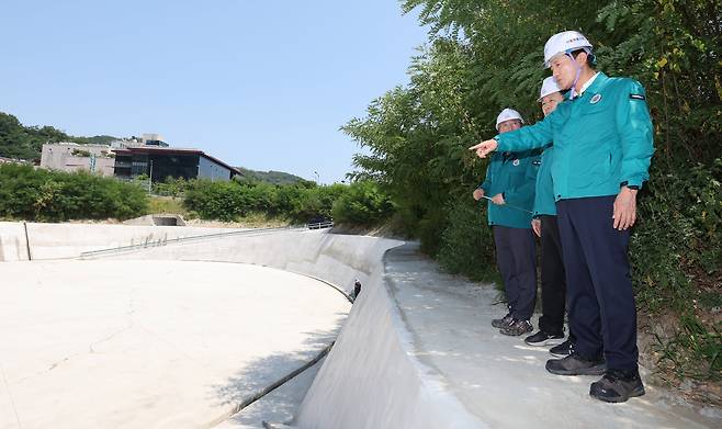 오세훈 서울시장이 18일 풍수해 대비 방재시설 점검을 하고 있다. /뉴스1