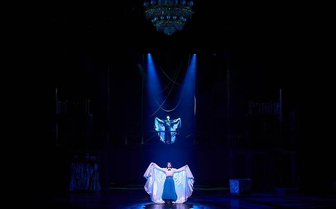 뮤지컬 ‘팬텀’에서 크리스틴 다에와 팬텀(에릭)이 함께 노래하고 있다. EMK뮤지컬컴퍼니 제공