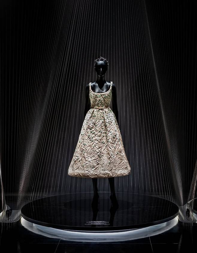 마리아 그라치아 치우리가 디자인한 진주 자수 장식의 러플 실크 새틴 드레스. 글로벌 앰버서더 지수가 2023년 도쿄 전시회 개막식에서 입었다. © KYUNGSUB SHIN