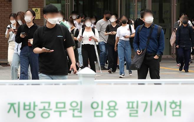 서울 강서구 마곡하늬중학교에 마련된 제43시험장에서 수험생이 2022년도 지방공무원 9급 공채 임용 필기시험을 마치고 나서고 있다 .2022.6.18/뉴스1