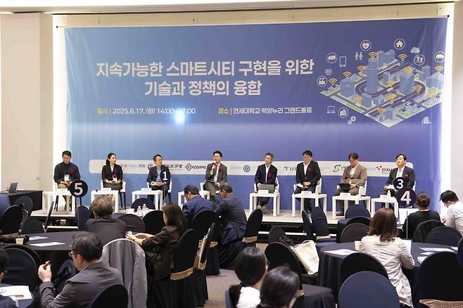 17일 연세대 백양누리에서 열린 '지속가능한 스마트시티 구현을 위한 기술과 정책의 융합' 세미나에서 '스마트시티를 위한 기술-정책력 방안'을 주제로 한 종합토론이 홍순만 국가관리연구원장(연세대 교수) 사회로 진행됐다. 사진은 이정훈 한국IT서비스학회장이 질문에 답변하는 모습. 한국 IT서비스학회 제공