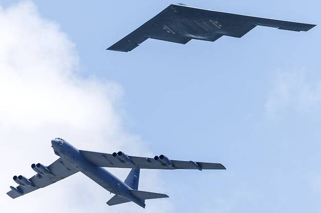 미군의 B52 (왼쪽)와 B-2 전투기. 미국은 초대형 폭탄 '벙커버스터 GBU-57'과 이를 투하하기 필요한 B-2 스텔스 폭격기를 이스라엘에 지원하는 고민 중이다. EPA연합뉴스