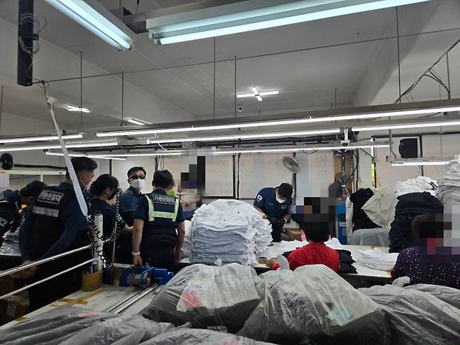 지난 9일 서울경찰청 기동순찰대가 서울 중랑구 망우동 한 상가에서 짝퉁 의류 제작하는 업체를 방문해 수사를 벌이고 있다. 사진=서울경찰청 제공
